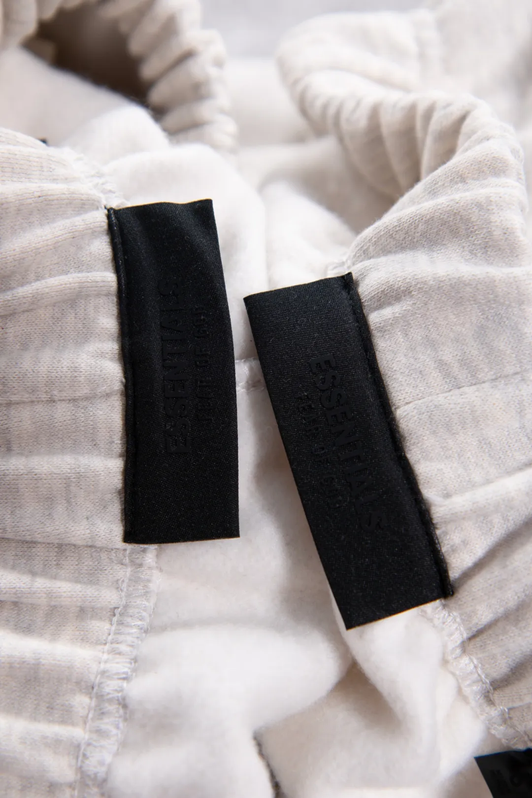 135 ESSENTIALS joint MLB pants Order number: 3396 Color: Gray MLB joint fog joint monogram sweatpants Fabric: Mainly made of pure cotton terry cloth with velvet inside, soft and thick to the touch, excellent warmth retention Technology: Cut with leggings sweatpants, with neat hem design, elastic band and drawstring at the waist MLB Logo on the thigh is offset printing process Details: All accessories are customized The level of precision can be compared with the domestic cross-border dedicated Size table: S (waist 33, trouser length 101, hip 53.5, foot 19) M (waist 35, trouser length 103, hip 55.5, foot 20) L (waist 37, trouser length 105, hip 57.5, foot 21) XL (waist 39, trouser length 107, hip 59.5, foot 22) Recommendations 172cm and below, 80-140kg S 172-177cm, 140-160kg M 177-182cm, 160-180kg L 182-187cm, 180kg XL